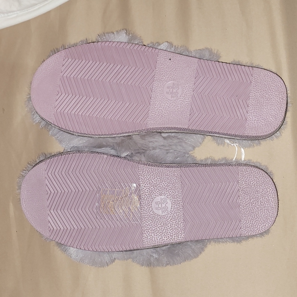 Brand New Womans House Slippers - Picture 2 of 3